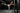 Person macht Glute Kickbacks im Fitnessstudio