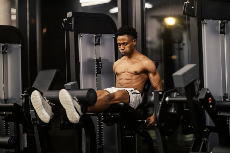 Person macht Beintrainer im Fitnessstudio