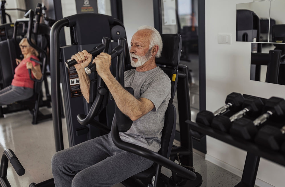Mann trainiert im Gym