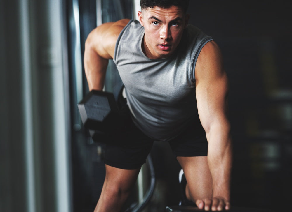 Mann macht Wiederholungsanzahl im Fitnessstudio