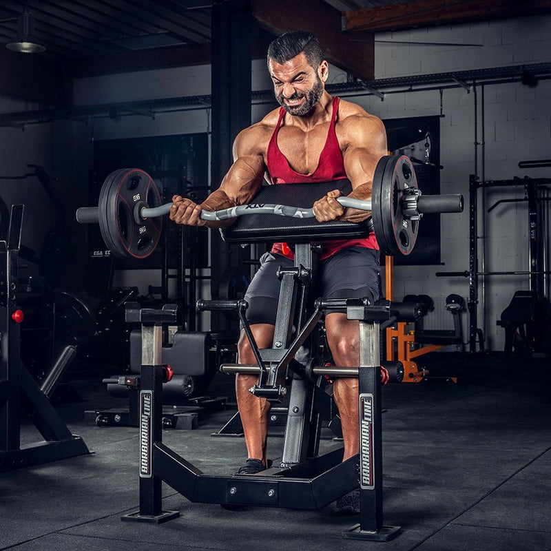 Targeted bicep training with the ATX® EZ curl bar – preacher curls on the curl bench