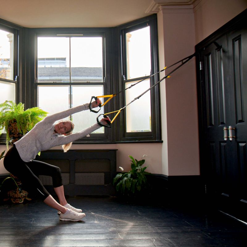 Suspension trainer for functional training in the home gym and fitness studio